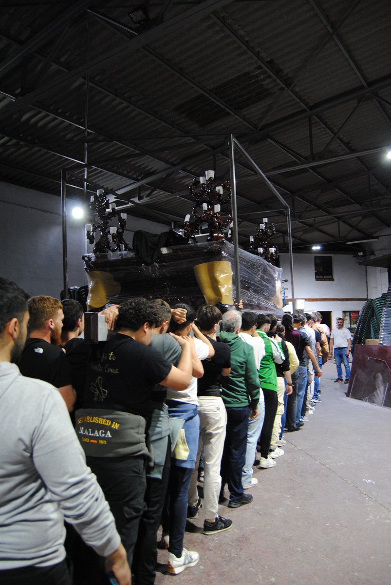 SantaCruzMalaga's tweet photo. ENSAYO | En la tarde de ayer, los hombres y mujeres del trono de nuestra Sagrada Titular realizaron el ensayo de cara al próximo Jueves Santo. 

Para la ocasión, y para seguir puliendo la técnica en el andar, nos acompañó la cuerda de tambores de @eloygexpiracion.

#CofradiasMLG https://t.co/FI6DdVFTN5