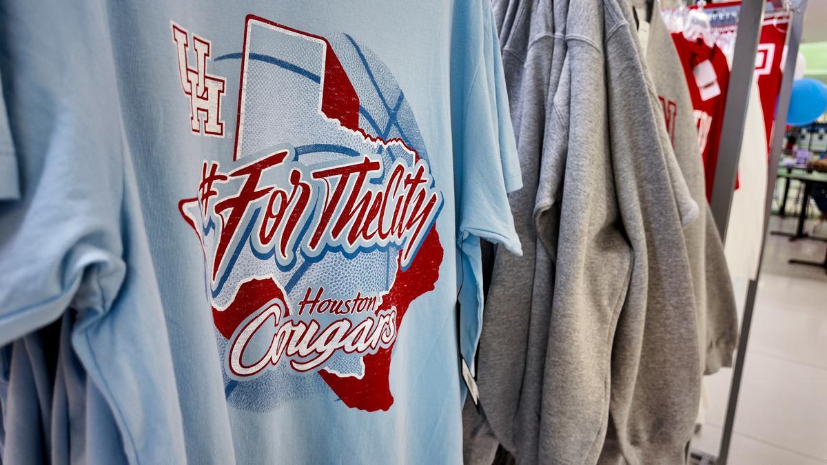 Hobby Airport (@hobbyairport) on Twitter photo HOUSTON PRIDE FINAL FOUR STYLE! 🏀
Get your <a href="/UHCougarMBK/">Houston Men's Hoops 🏀 🐾</a> merch and cheer on the Coogs!
#ForTheCity x #FinalFour HOUSTON PRIDE FINAL FOUR STYLE! 🏀
Get your <a href="/UHCougarMBK/">Houston Men's Hoops 🏀 🐾</a> merch and cheer on the Coogs!
#ForTheCity x #FinalFour