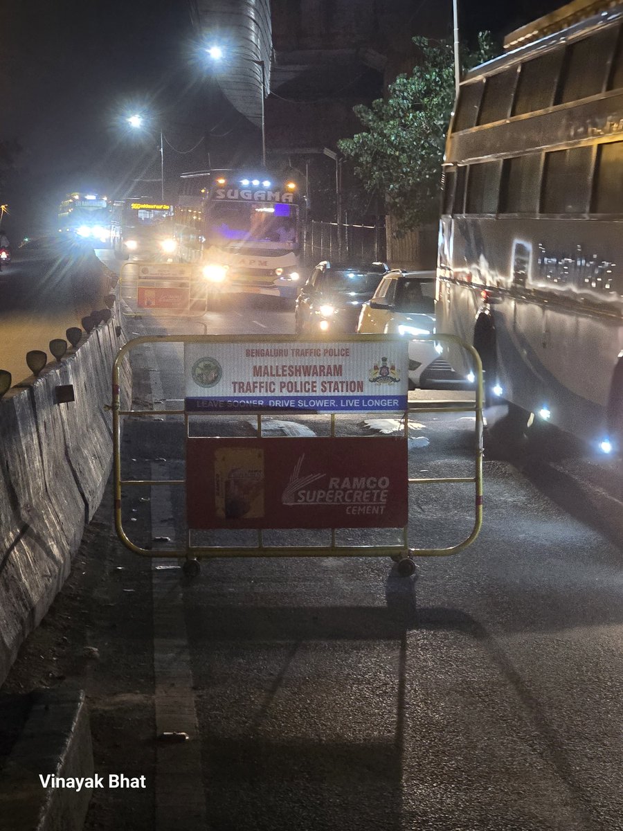 Vinayak Bhat (@vinayakmuroor) on Twitter photo ರಾತ್ರಿ ಕುಡಿದು ವಾಹನ ಚಲಾಯಿಸುವವರ ತಪಾಸಣೆ ನಂತರ ಬ್ಯಾರಿಕೇಡ್ ಗಳನ್ನು ಹೀಗೆ ರಸ್ತೆಯಲ್ಲಿ ಬಿಟ್ಟುಹೋಗುವುದು ಸರಿಯೆ? ಇದು ಇವತ್ತು ಮಾತ್ರವಲ್ಲ ಆಗಾಗ ಗಮನಿಸಿದ್ದೇನೆ.
ಓಡಾಡುವ ವಾಹನಗಳಿಗೆ ಪೊಲೀಸರೆ ಹೀಗೆ ತೊಂದರೆ ಕೊಡುವುದು ಸರಿಯೆ?
<a href="/CPBlr/">CP Bengaluru ಪೊಲೀಸ್ ಆಯುಕ್ತ ಬೆಂಗಳೂರು</a> <a href="/cp/">____</a> <a href="/blrcitytraffic/">ಬೆಂಗಳೂರು ಸಂಚಾರ ಪೊಲೀಸ್ BengaluruTrafficPolice</a>
ಮಲ್ಲೇಶ್ವರ- ಶ್ರೀರಾಂಪುರ ನಡುವಿನ ಫೋಟೊ ಲಗತ್ತಿಸಿದ್ದೇನೆ. ರಾತ್ರಿ ಕುಡಿದು ವಾಹನ ಚಲಾಯಿಸುವವರ ತಪಾಸಣೆ ನಂತರ ಬ್ಯಾರಿಕೇಡ್ ಗಳನ್ನು ಹೀಗೆ ರಸ್ತೆಯಲ್ಲಿ ಬಿಟ್ಟುಹೋಗುವುದು ಸರಿಯೆ? ಇದು ಇವತ್ತು ಮಾತ್ರವಲ್ಲ ಆಗಾಗ ಗಮನಿಸಿದ್ದೇನೆ.
ಓಡಾಡುವ ವಾಹನಗಳಿಗೆ ಪೊಲೀಸರೆ ಹೀಗೆ ತೊಂದರೆ ಕೊಡುವುದು ಸರಿಯೆ?
<a href="/CPBlr/">CP Bengaluru ಪೊಲೀಸ್ ಆಯುಕ್ತ ಬೆಂಗಳೂರು</a> <a href="/cp/">____</a> <a href="/blrcitytraffic/">ಬೆಂಗಳೂರು ಸಂಚಾರ ಪೊಲೀಸ್ BengaluruTrafficPolice</a>
ಮಲ್ಲೇಶ್ವರ- ಶ್ರೀರಾಂಪುರ ನಡುವಿನ ಫೋಟೊ ಲಗತ್ತಿಸಿದ್ದೇನೆ.