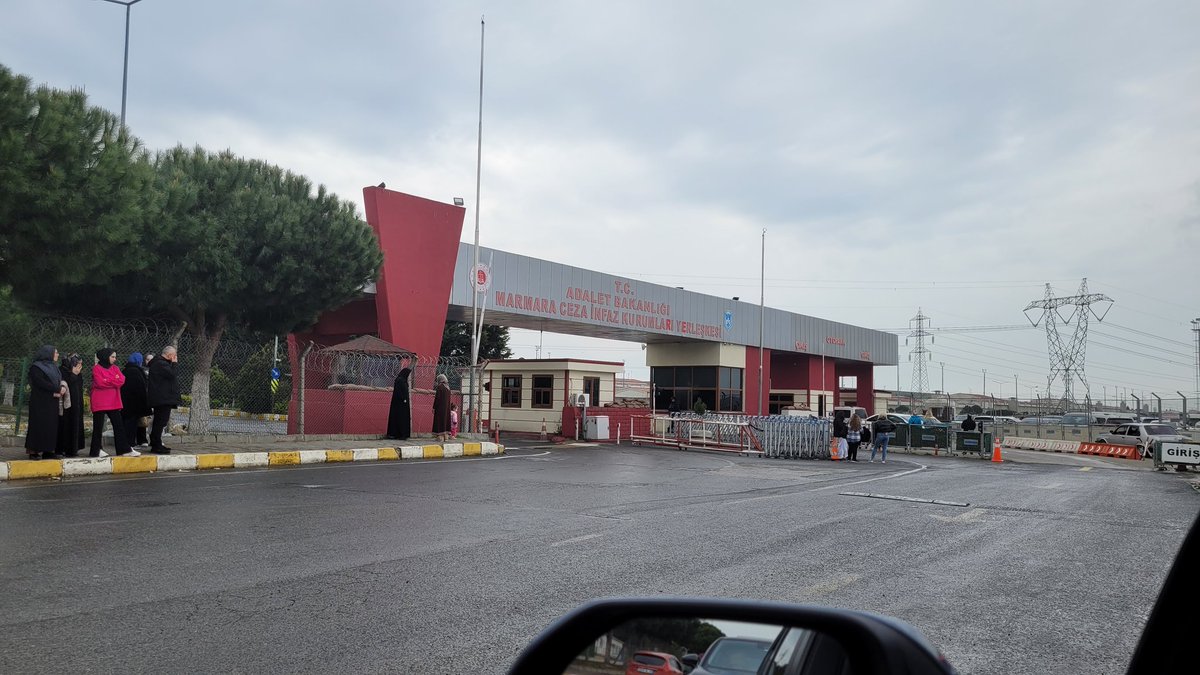 Gençlerin yeri cezaevi değil kampüsler... Çocuklarımızı serbest bırakın! #çocuklarımızıngeleceğiçalınamaz