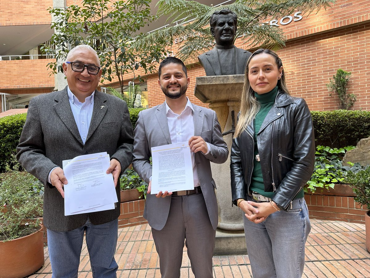 Kevinperezrey's tweet photo. ¡Firmamos un convenio histórico con @UMDCundinamarca! Desde AgroTierraJoven impulsamos educación, innovación y liderazgo juvenil para transformar el campo. Más oportunidades para que los jóvenes se queden en el territorio y lo lideren. #JuventudRural https://t.co/zsNW3eSs06
