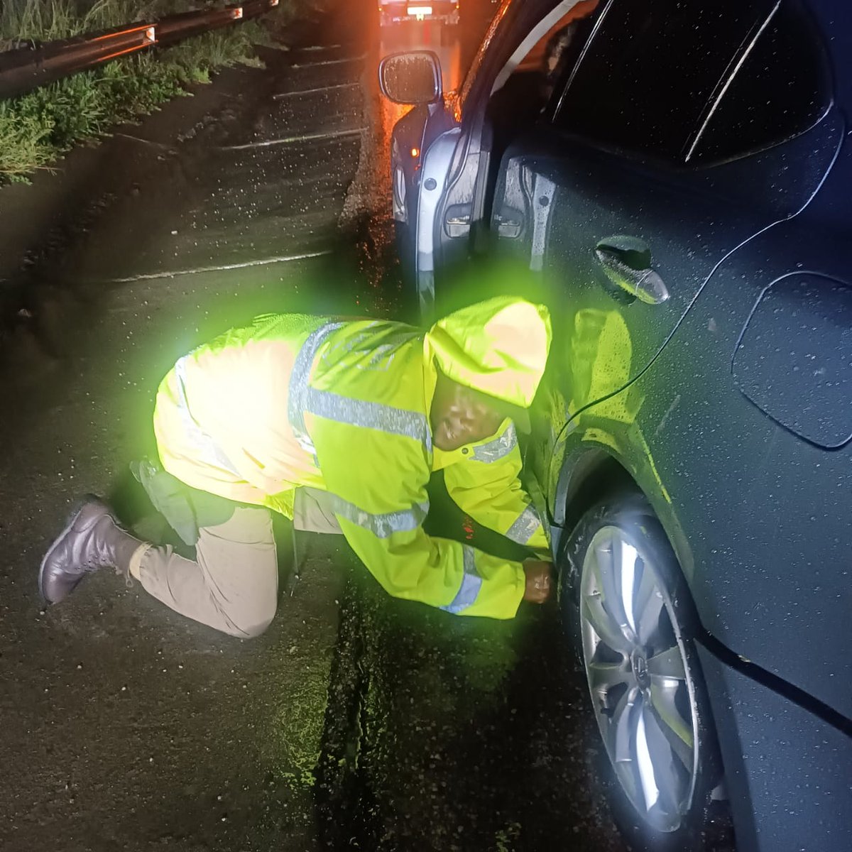 GTP_Traffstats's tweet image. #Committed2Serve
GTP Incident Reaction team North
Extremely busy this afternoon 
Officer JM assisted motorist in the heavy rain with wheel change
@GP_CommSafety @GautengProvince @_ArriveAlive @TrafficSA