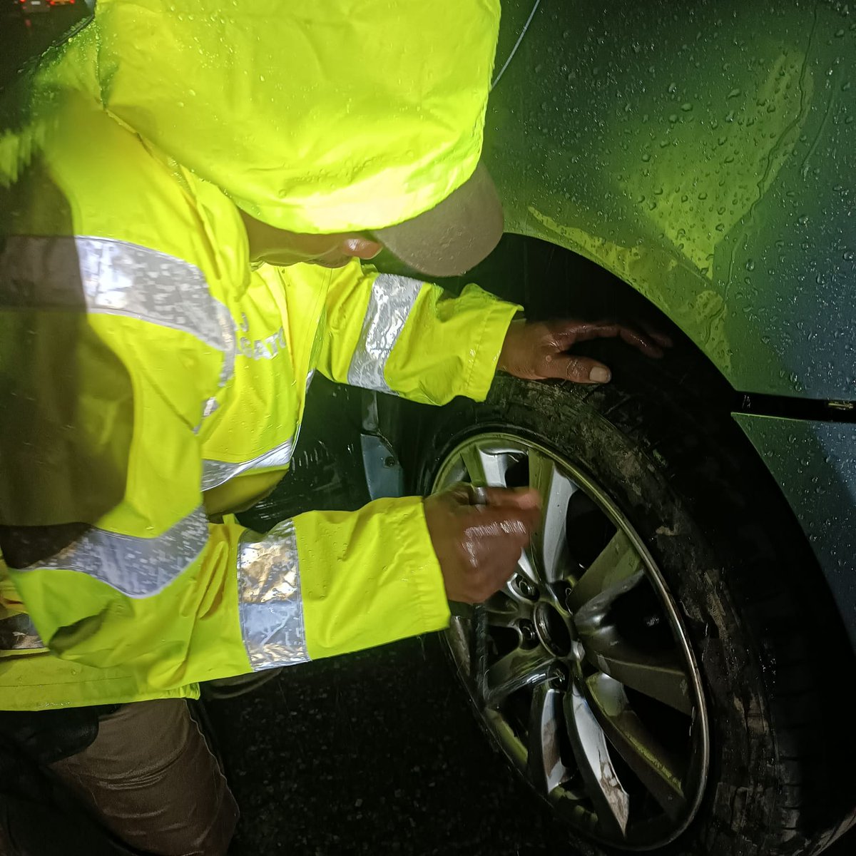GTP_Traffstats's tweet image. #Committed2Serve
GTP Incident Reaction team North
Extremely busy this afternoon 
Officer JM assisted motorist in the heavy rain with wheel change
@GP_CommSafety @GautengProvince @_ArriveAlive @TrafficSA