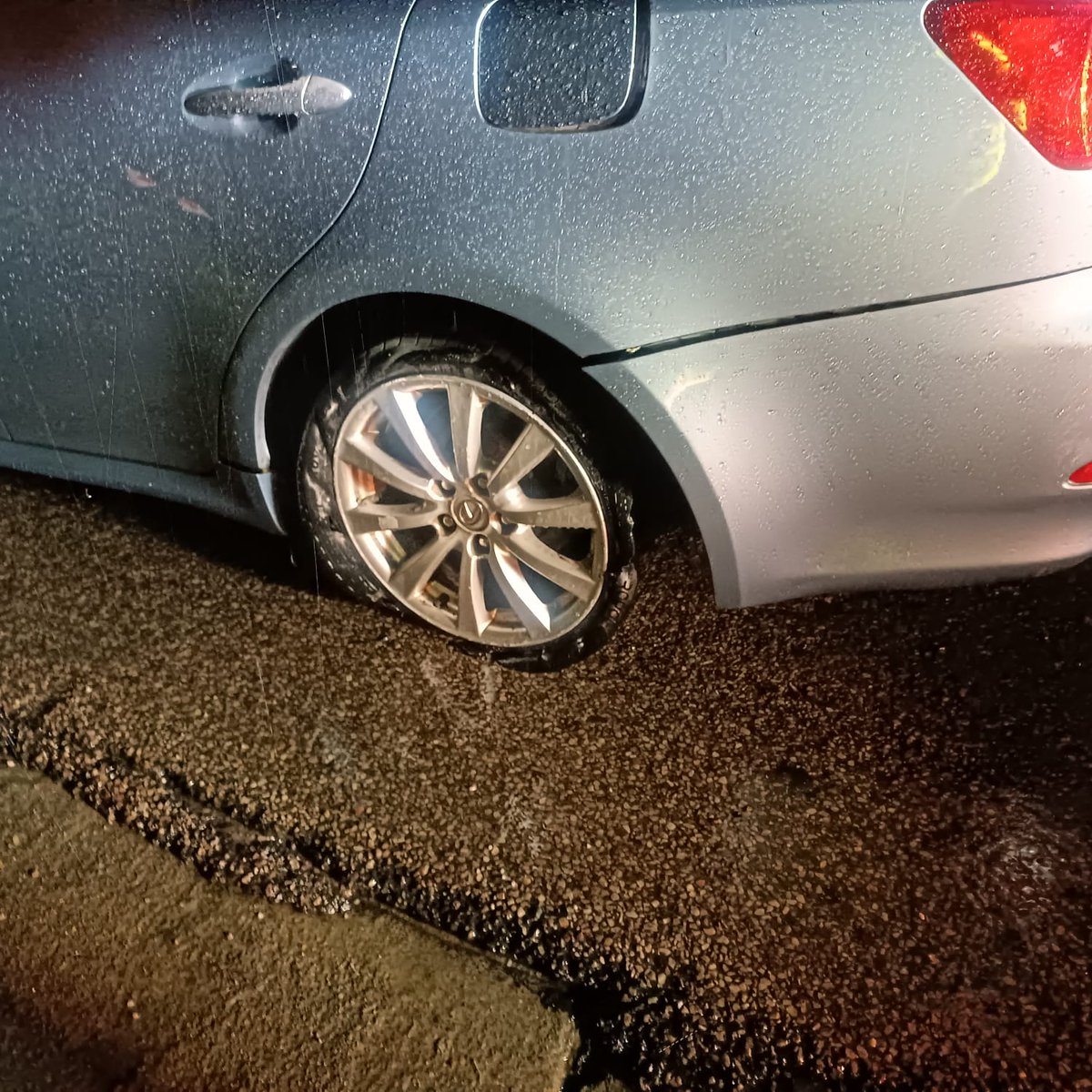 GTP_Traffstats's tweet image. #Committed2Serve
GTP Incident Reaction team North
Extremely busy this afternoon 
Officer JM assisted motorist in the heavy rain with wheel change
@GP_CommSafety @GautengProvince @_ArriveAlive @TrafficSA