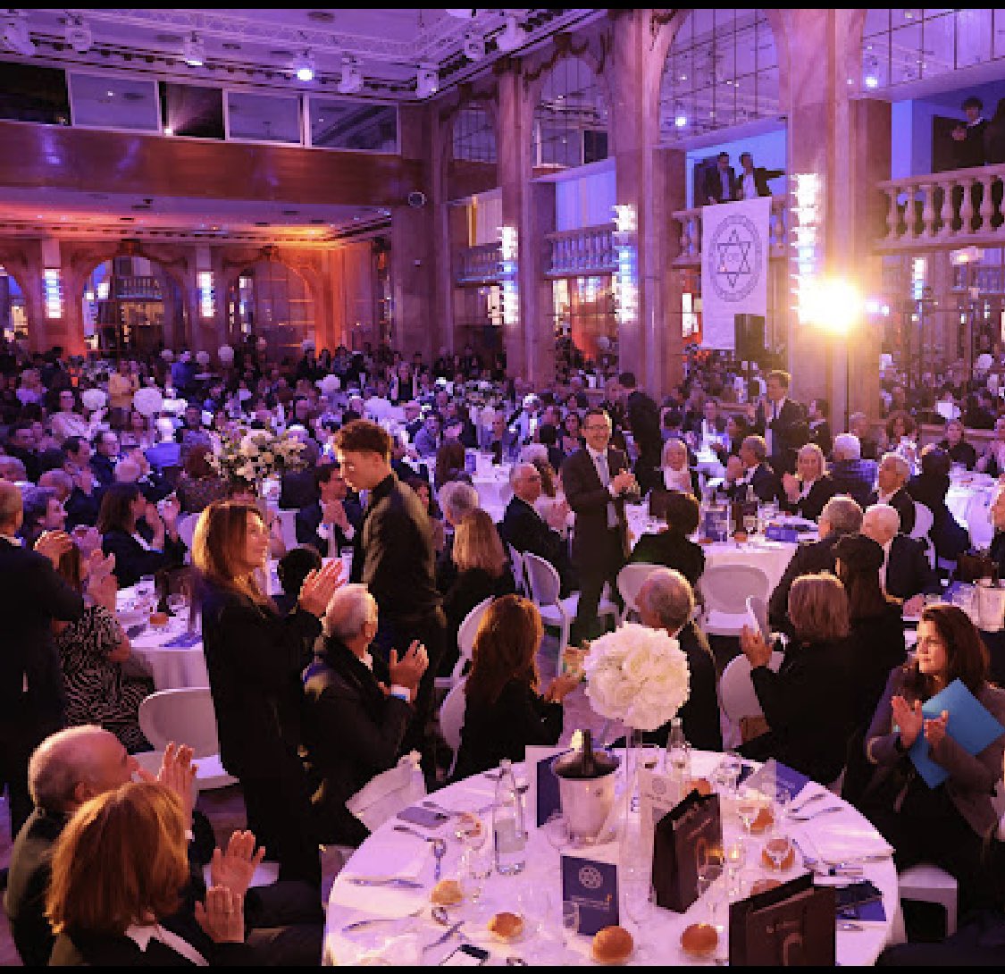 Merci infiniment aux 400 personnes présentes à nos côtés hier pour le gala de <a href="/Association_OJE/">OJE</a> .
Nous avons eu le privilège  d'entendre les discours de deux femmes d'exception  <a href="/auroreberge/">Aurore Bergé</a> et <a href="/LaurenceFerrari/">Laurence Ferrari</a> qui nous ont fait l'amitié de leur présence .