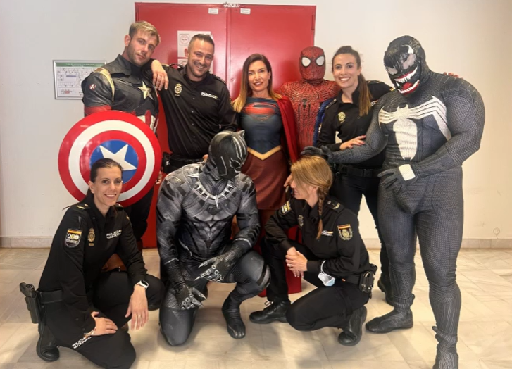 policia's tweet photo. La @policia  y los superhéroes han realizado una emotiva visita a los menores ingresados en la planta de oncología del Hospital General de #Alicante 

La actividad ha estado marcada por la ilusión y la alegría de los niños, el personal sanitario y nuestros agentes🩵
