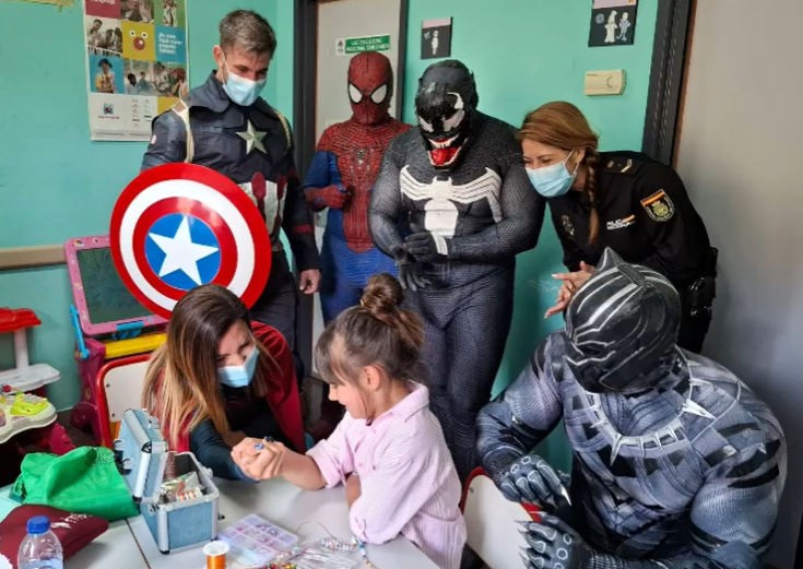 policia's tweet photo. La @policia  y los superhéroes han realizado una emotiva visita a los menores ingresados en la planta de oncología del Hospital General de #Alicante 

La actividad ha estado marcada por la ilusión y la alegría de los niños, el personal sanitario y nuestros agentes🩵