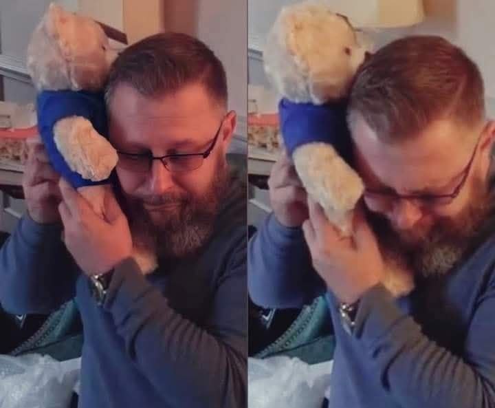 #الصورةتقول ....هذا الرجل فقد ابنه البالغ من العمر 16 عاما في حادث سيارة، قرر التبرع بأعضاء ابنه بما في ذلك قلبه، لذلك أرسل مستلم القلب إليه هدية مفاجئة وهي دمية دب مع تسجيل صوتي لنبضات قلب ابنه💔
#اسطول_زعماء_تويتر