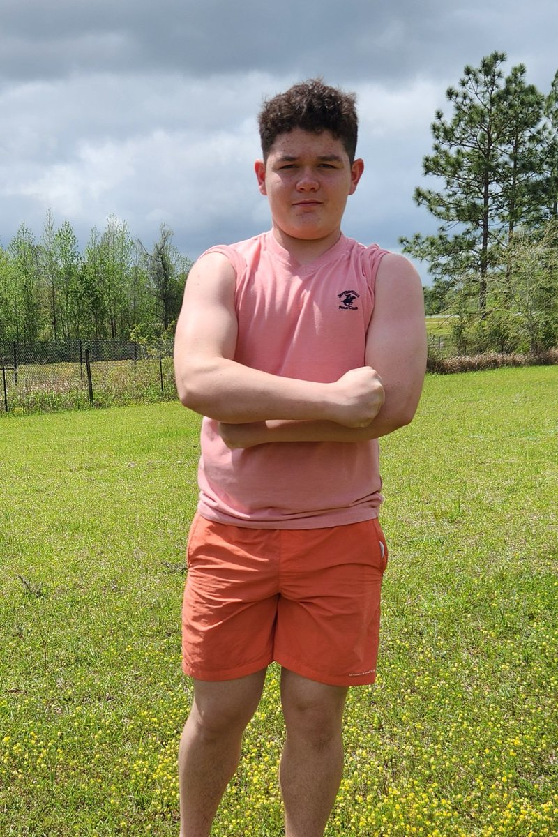 After my freshman JV season, I hit the weight room. An I'm still going. I put on 20lbs of muscle. 
Before and After (current)
#gains #middlelinebacker #runningback #classof2028