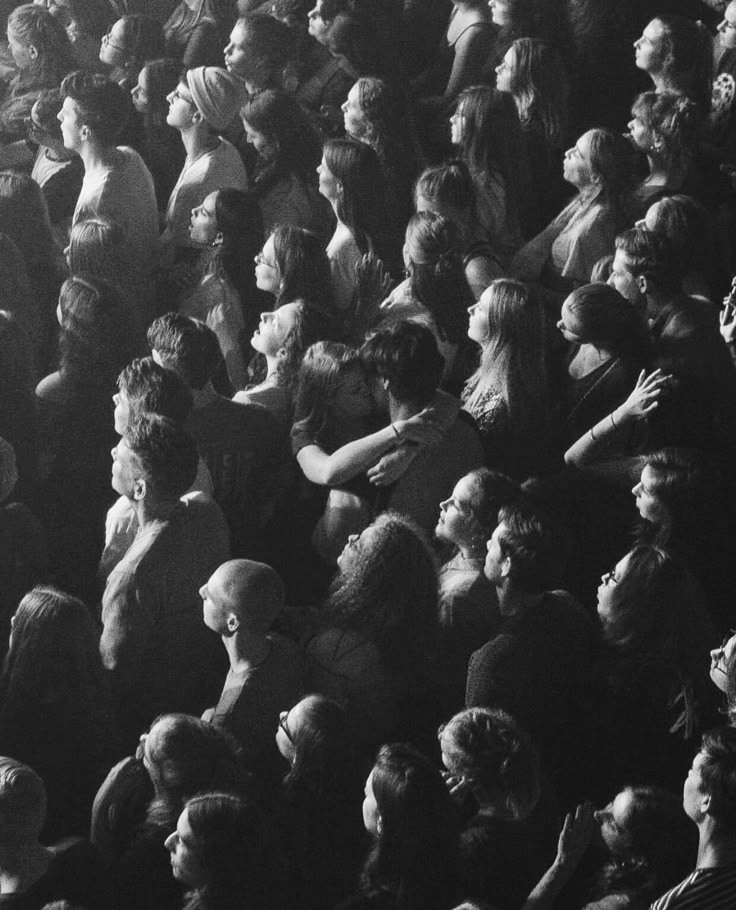 بدنم با بدنت حرف خصوصی دارد
فرصت گفتنش ای کاش مهیا بشود....