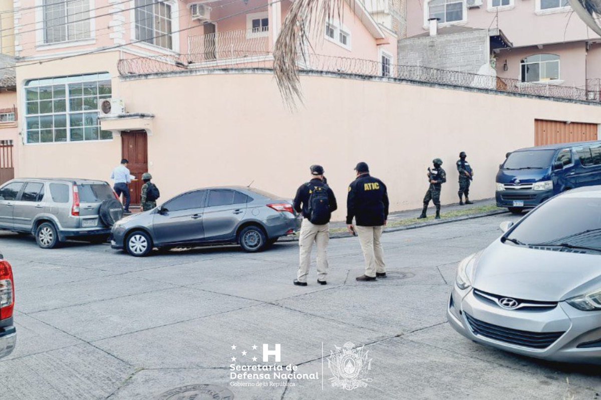 Sedenahn's tweet image. #SoluciónContraElCrimen|| Para capturar a miembros de estructuras criminales vinculados al tráfico de drogas y lavado de activos, @FFAAHN y la Agencia Técnica de Investigación Criminal #ATIC del @MP_Honduras, ejecutan 17 allanamientos, 14 inspecciones y 68 aseguramientos de