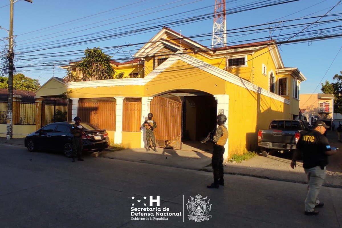 Sedenahn's tweet image. #SoluciónContraElCrimen|| Para capturar a miembros de estructuras criminales vinculados al tráfico de drogas y lavado de activos, @FFAAHN y la Agencia Técnica de Investigación Criminal #ATIC del @MP_Honduras, ejecutan 17 allanamientos, 14 inspecciones y 68 aseguramientos de