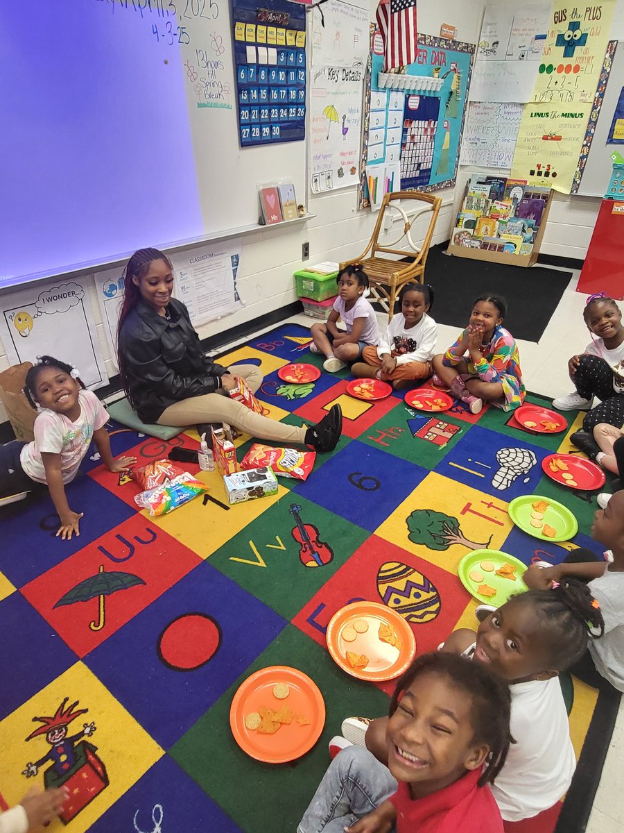 BeverlyDBaldwin's tweet photo. Kindergarten celebrated our shapes unit with a SHAPES BUFFET! If students wanted more, they had to ask for it by the name of the shape. They'll be sure to point out all their 2D and 3D shapes the next time they go to the grocery store! 🍪 🍩🍦 https://t.co/jhParD1MJU