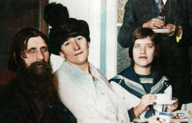 LivingWomanizer's tweet photo. Rasputin didn’t chase girls. They chased him. Rich ladies, maids, even nuns. 

They’d wait outside his place, begging to see him. Sent him letters dripping with obsession. Some drew naked pictures of themselves. 

One woman kept a lock of his nasty hair like a trophy. He’d sit there, calm as hell, while they lost their minds. Didn’t lift a finger. 

They did all the work.