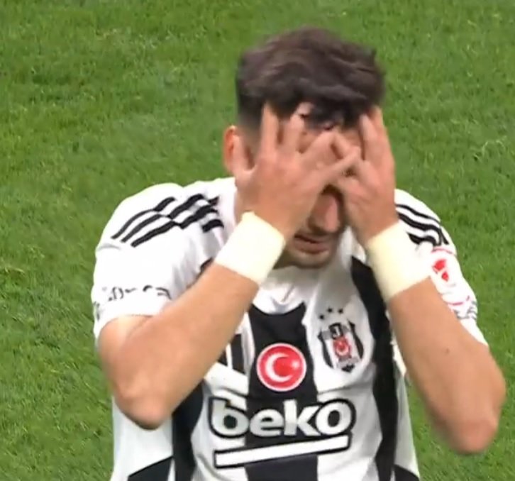 🗣️🎙️Şafak Malatya:

"Madem kazanan 11'i bozmayacaksın, o zaman her maç buna uyacaksın hocam! Senin için şu an ZTK dediğin kupa, UCL ile eş değer. Şu maç rotasyon yapılacak maç değil! Ersin'i de yaktın, Talha'yı da..."