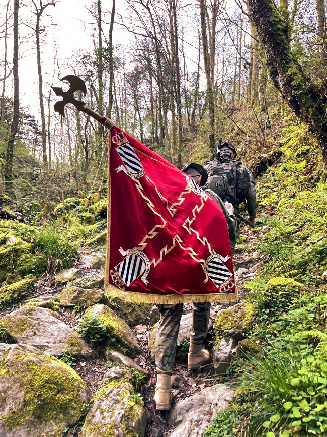 ¡Buenas noches! El respeto por nuestras tradiciones no es un simple gesto ceremonial. Es el vínculo que une a generaciones de soldados bajo un mismo ideal: servir a España con honor, disciplina y entrega. «Somos herederos de un gran legado». #SomostuEjército 🇪🇸 #ValoresEjército
