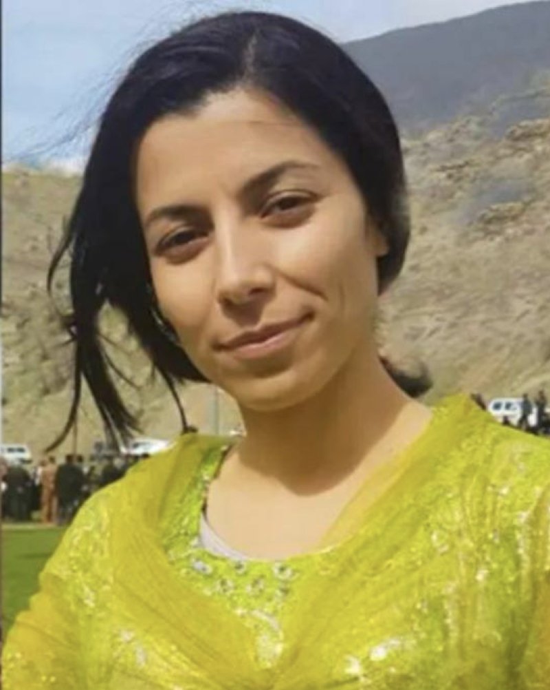 #VerishehMoradi hat in Kobane gegen den IS gekämpft. Nun wurde sie in Iran zum Tode verurteilt. Sie hat sich für unsere aller Sicherheit eingesetzt und dafür ihr Leben riskiert. Wir schulden es ihr, dass wir uns nun für sie einsetzen. Teilt ihren Namen und ihre Geschichte.