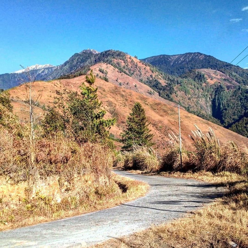 ApedaRondo's tweet photo. Anjan rasto par mein chala jaraha hu, najane kis khoj mein, mein bhatka jaraha hu.
Kahi to rukege kadam yun chalte huyi, kahi to tham jayege dil kisiko dhundte huye.
.
.
.
.
.
.
.
@arunachalpradesh #dawnlitmountain #mathuvalley #mathumro #potrait #mobilephotography #wilder https://t.co/9Z3ts2eCwP