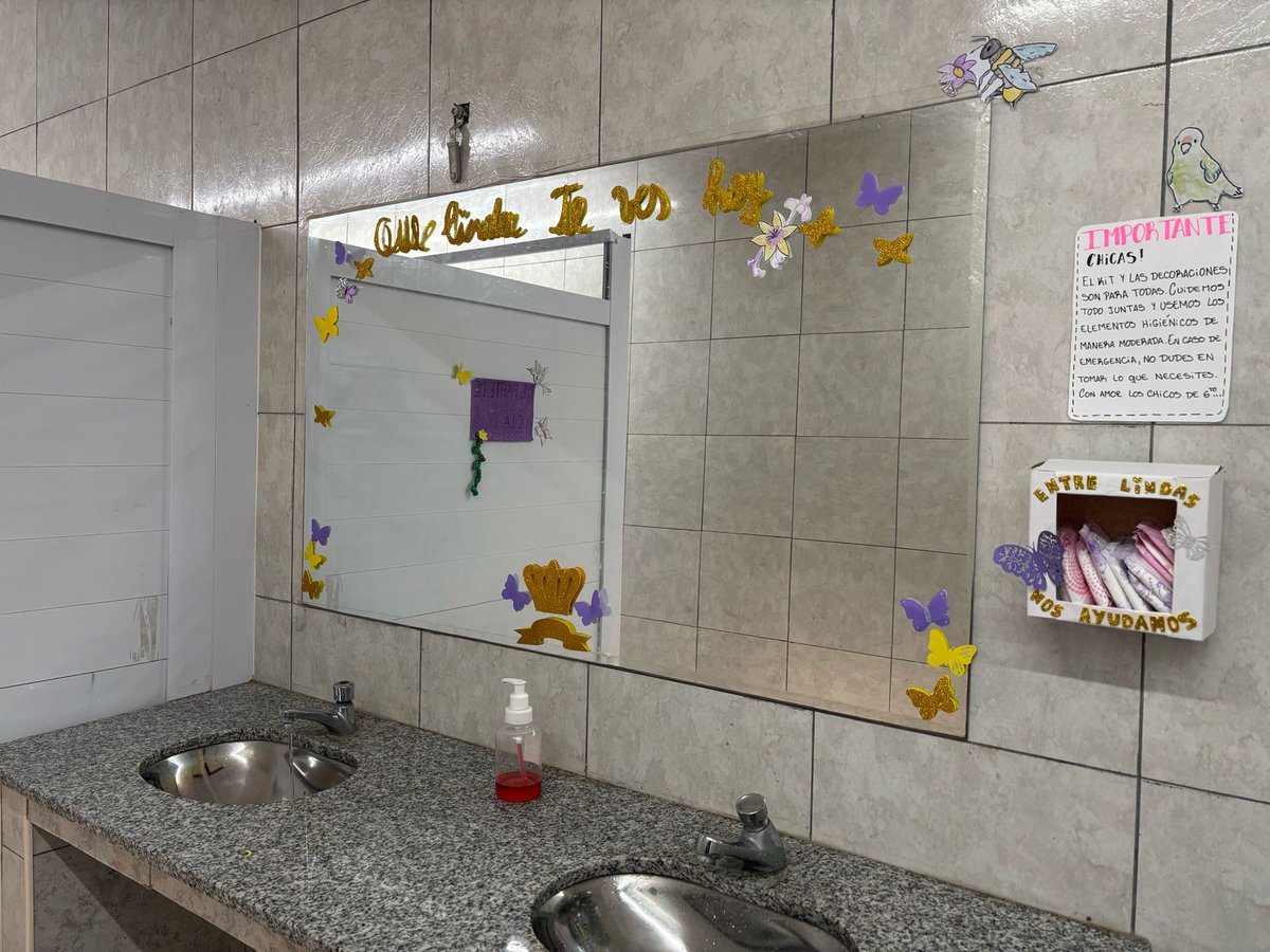 hace DOS DÍAS dejamos el baño de las chicas así y hoy agarraron la cajita de toallitas y la tiraron al tacho de basura (los directivos no fueron). No puede ser que sean tan poco empáticas y+