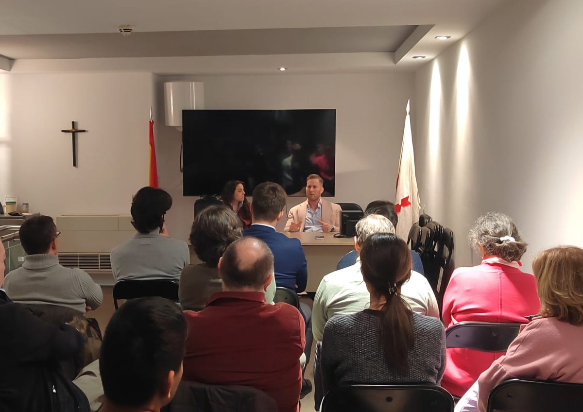 Una instantánea de mi charla "comunidad política frente a Estado: el origen teológico de la modernidad", celebrada el pasado día 28 de marzo. Un público exiguo dadas las humildes pretensiones del evento, pero muy interesado, con la grata presencia de algún antiguo alumno.