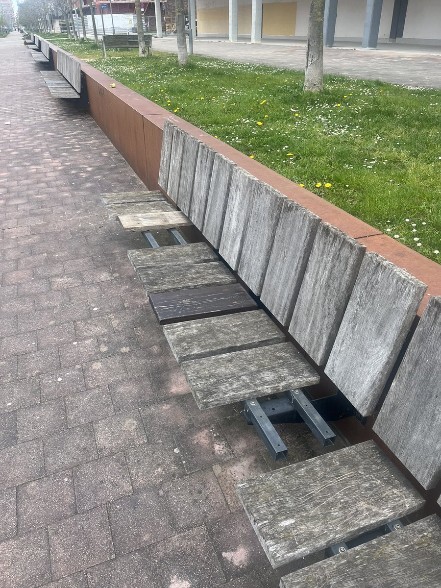 MejoraVG's tweet photo. C/ Gabriela Mistral en el barrio de #Salburua en #VitoriaGasteiz mobiliario  urbano en muy malas condiciones:

- Bancos rotos
- Papeleras oxidadas y rotas
- Zona de petanca llena de agujeros y hierbajos.

#MejoraVG https://t.co/XhDNm3x2on