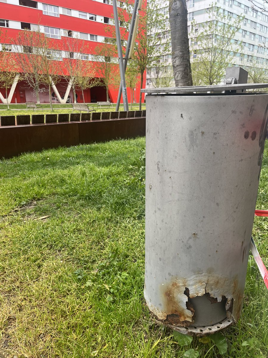 MejoraVG's tweet photo. C/ Gabriela Mistral en el barrio de #Salburua en #VitoriaGasteiz mobiliario  urbano en muy malas condiciones:

- Bancos rotos
- Papeleras oxidadas y rotas
- Zona de petanca llena de agujeros y hierbajos.

#MejoraVG https://t.co/XhDNm3x2on