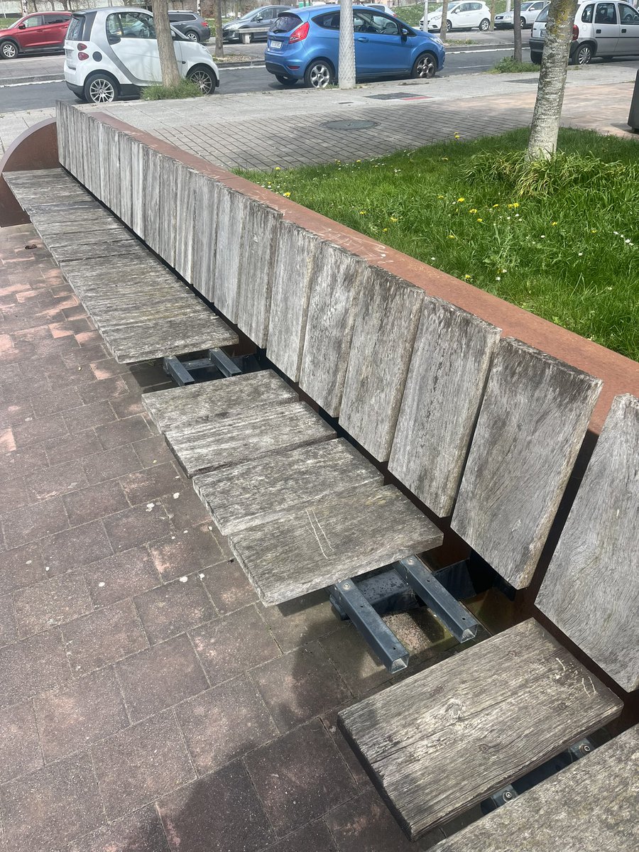 MejoraVG's tweet photo. C/ Gabriela Mistral en el barrio de #Salburua en #VitoriaGasteiz mobiliario  urbano en muy malas condiciones:

- Bancos rotos
- Papeleras oxidadas y rotas
- Zona de petanca llena de agujeros y hierbajos.

#MejoraVG https://t.co/XhDNm3x2on