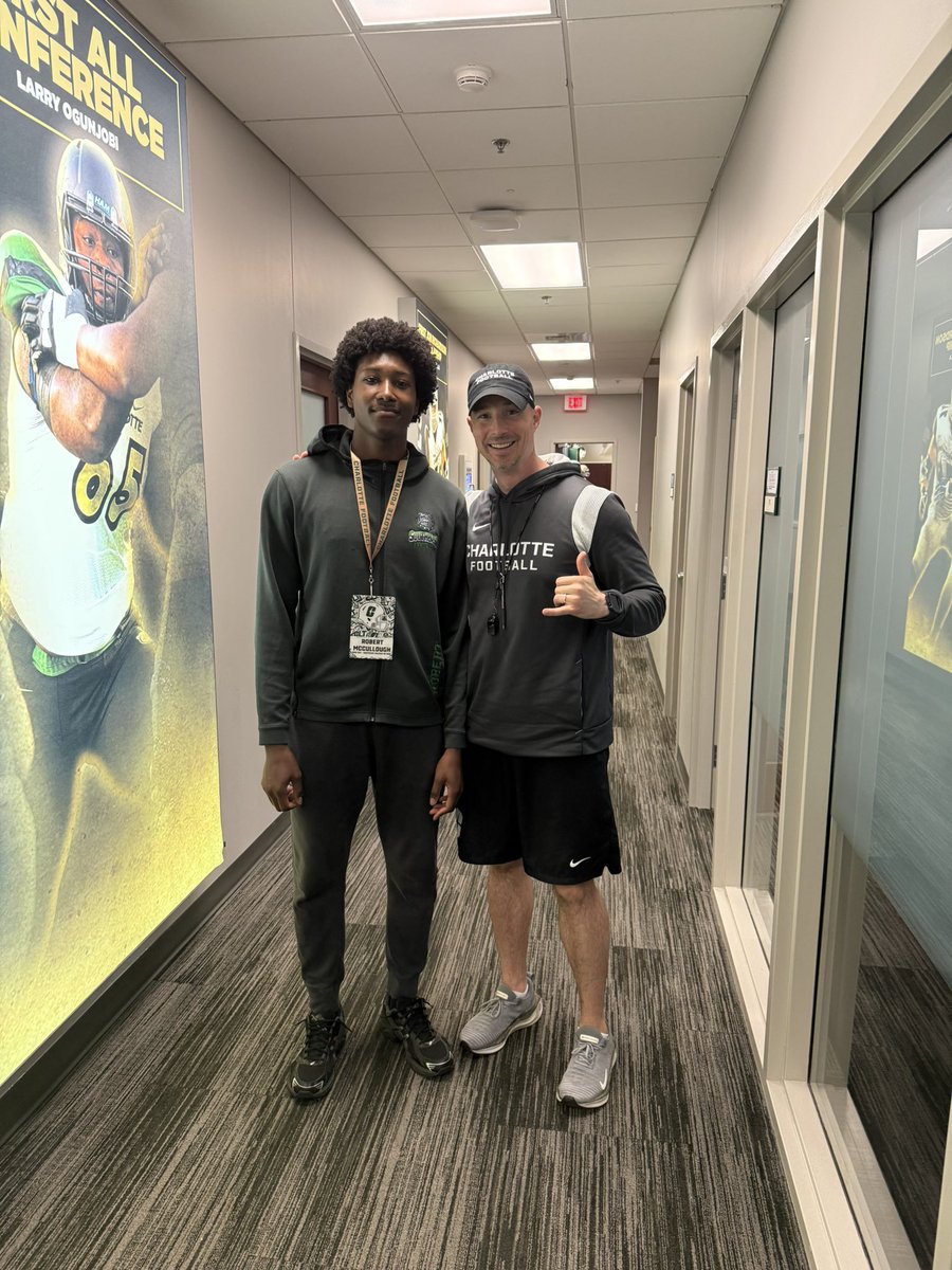 Rob_mac8's tweet image. Thank you coach @CoachNardo27 @NickWelsh18 @CharlotteFTBL for the great visit! I look forward to seeing yall again.
@Mrlockdown_92 @E_clazz @Bulldog_Recruit
