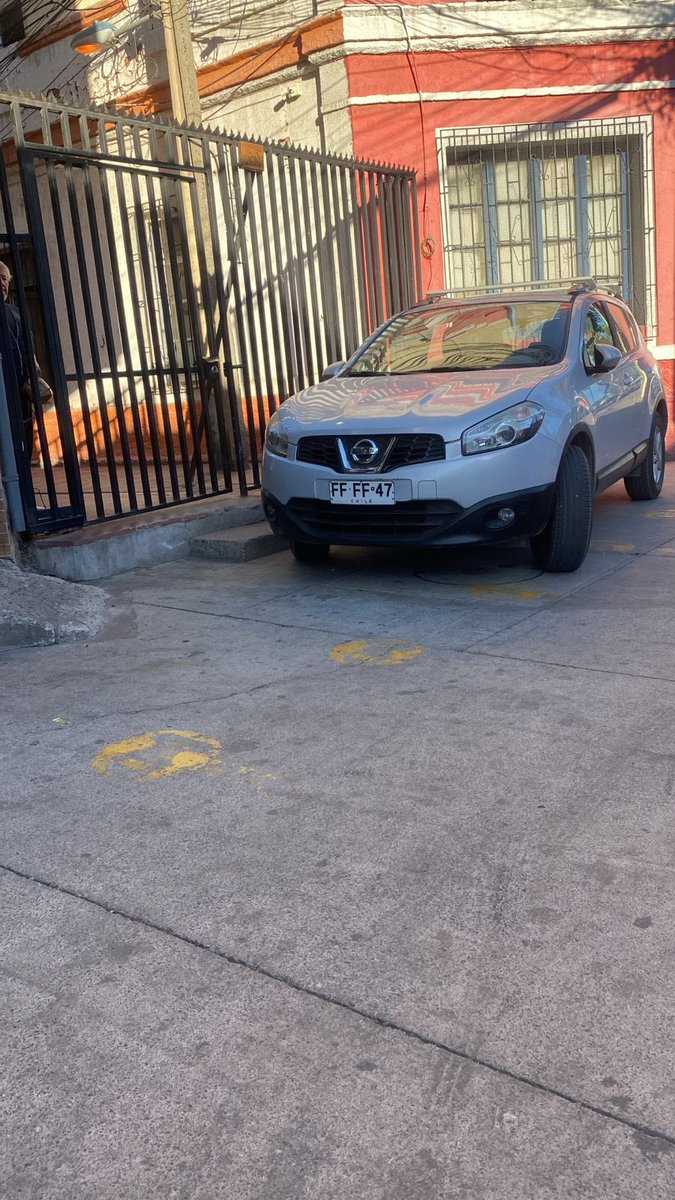 carolareznor's tweet photo. @muniecentral favor vecinos ayudarnos con este auto que se puso en toda la entrada de nuestro cité, no deja pasar coche o silla de rueda y acá hay mucha gente mayor @fmunozv @EstacionSegura https://t.co/C0reLqvfHm