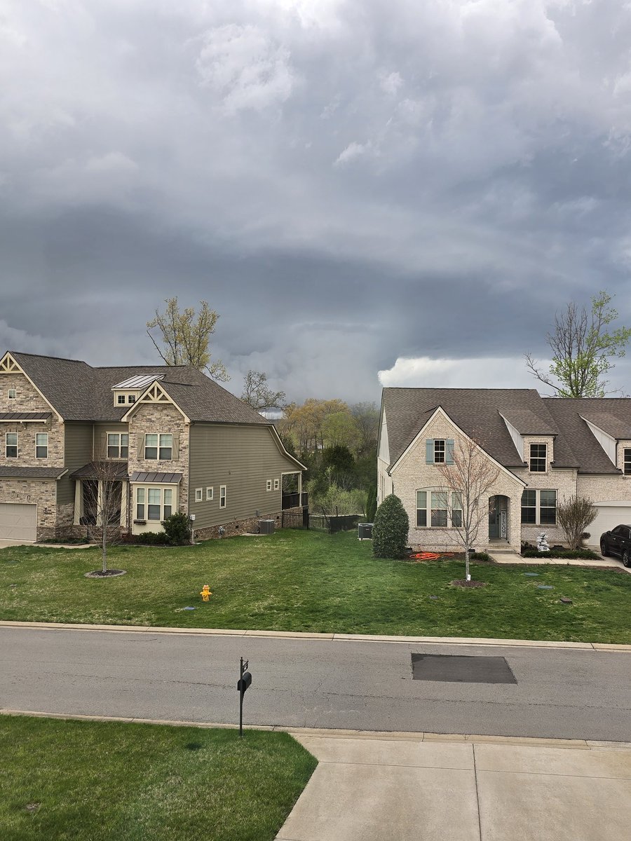 Crazy looking storm clouds. Wish the neighbors house wasn't in the way. 😂 <a href="/RuthSevereWx/">RuthSevereWx</a> 

Almaville and 840