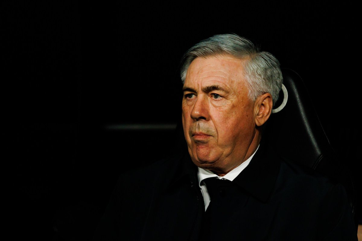 كارلو انشيلوتي، شخصية كروية أسيء فهمها، لا تحظى بالتقدير الكافي، المحلل الذي يرغب في تقديم مبررات لتحليله لا يرى أنماطاً و لا مبادئ واضحة في فريقه لكي يحلل بها راتبه، التعريف الفضفاض لكلمة التكتيك لا تتطابق كثيراً معه، يبدوا الأمر محرجاً للغاية في فهم هذا التناقض حتى و إن كان