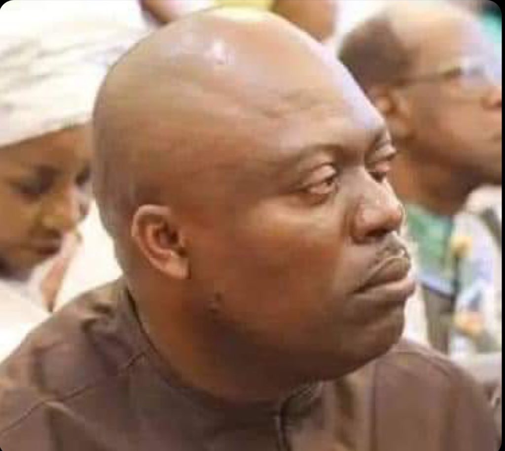 Less than 4 months the ingrate, Sim Fubara, was made a Governor, he moved to impeach the speaker so that his friend, Ehie, will be made Speaker.

If he had succeeded, he would be able to remove LGA Chairmen &amp; appoint CTC, thereby destroying the structure that brought him in.

/1