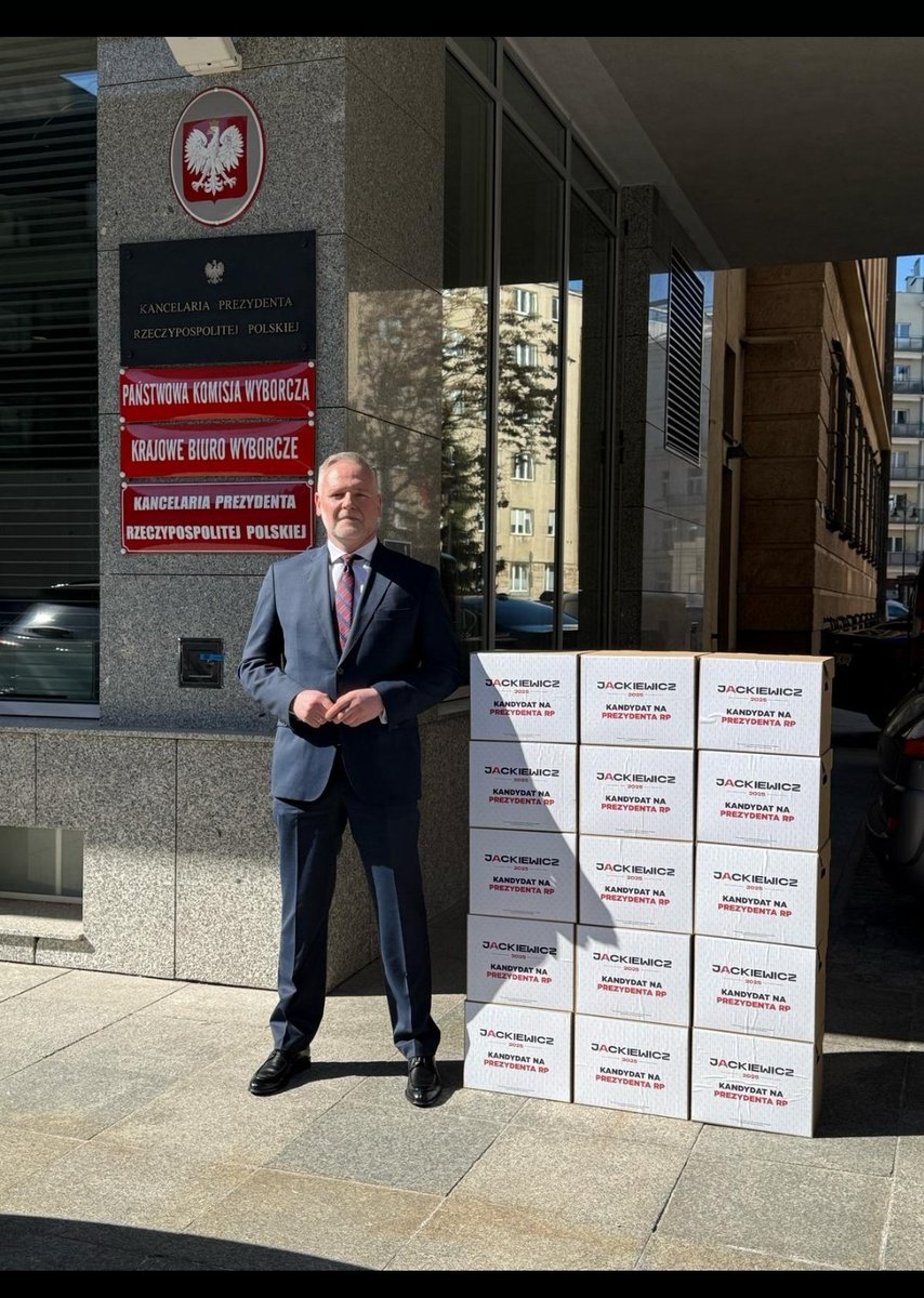 Dzisiaj złożyłem w PKW 100 tys. podpisów (z górką). Dziękuję wszystkim, którzy pomagali w zbiórce. Dziękuję za zaufanie. To było niełatwe zadanie i mozolna, organiczna praca. Nie zawiodę Was, nawet gdy mnie będzie "torturował" <a href="/K_Stanowski/">Krzysztof Stanowski</a>, któremu oczywiście życzę "setki" ;)