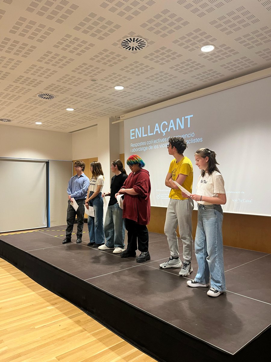 InsDali's tweet photo. Avui hem pogut assistir a la projecció de l'audiovisual creat al projecte Enllaçant, que hem dut a terme amb la Fundació Surt, Drac Màgic i ADSIR. Un grup de la comissió lila ens ha fet pensar, reflexionar i emocionar-nos amb el seu treball, dedicació i compromís #elDalílila https://t.co/4L7F4vJ92m