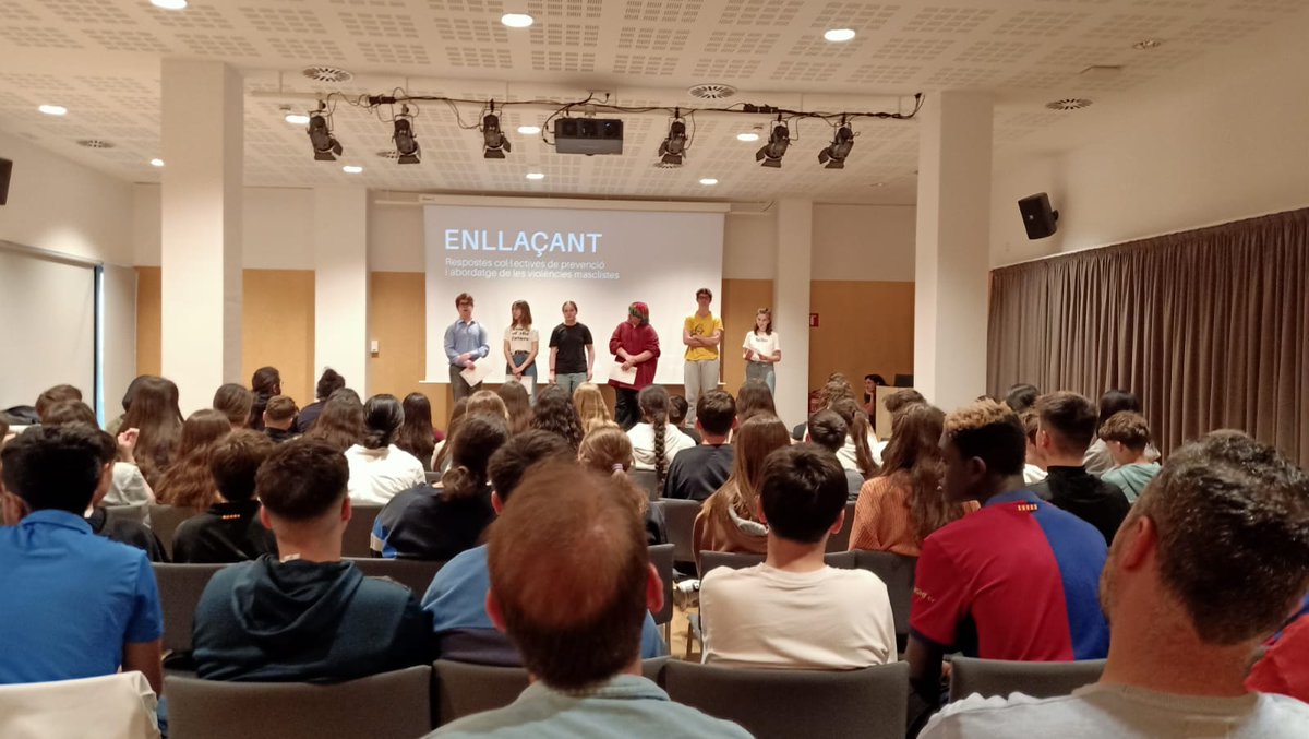 InsDali's tweet photo. Avui hem pogut assistir a la projecció de l'audiovisual creat al projecte Enllaçant, que hem dut a terme amb la Fundació Surt, Drac Màgic i ADSIR. Un grup de la comissió lila ens ha fet pensar, reflexionar i emocionar-nos amb el seu treball, dedicació i compromís #elDalílila https://t.co/4L7F4vJ92m