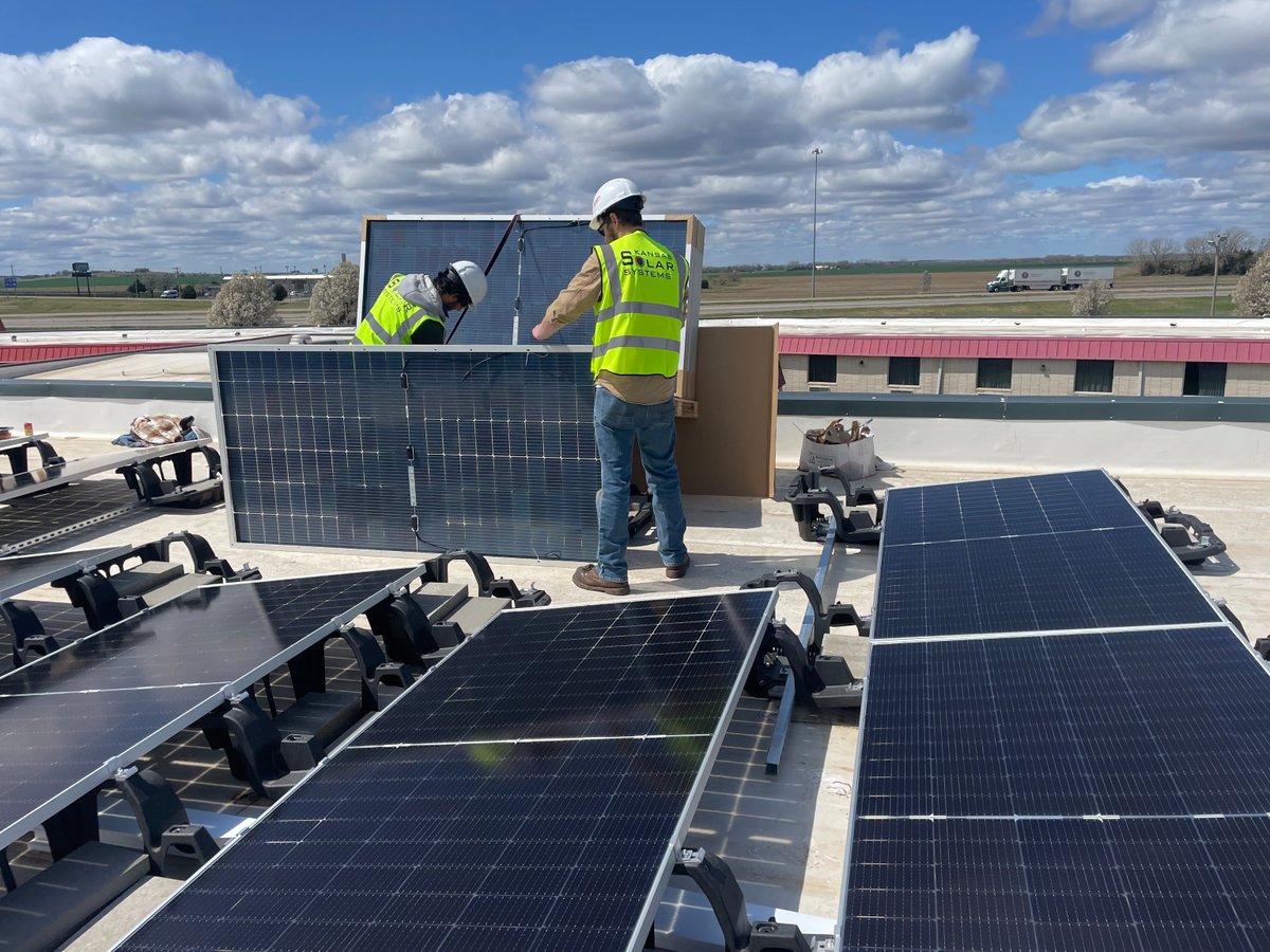 KSSolarSystems's tweet image. Powering up Salina! ⚡️ Our crew installs roof panels using IronRidge BX hardware for maximum energy on flat roofs. Learn more: kansassolarsystems.com #KansasSolar #RoofSolar #CommercialSolar #IronRidge #SolarPower