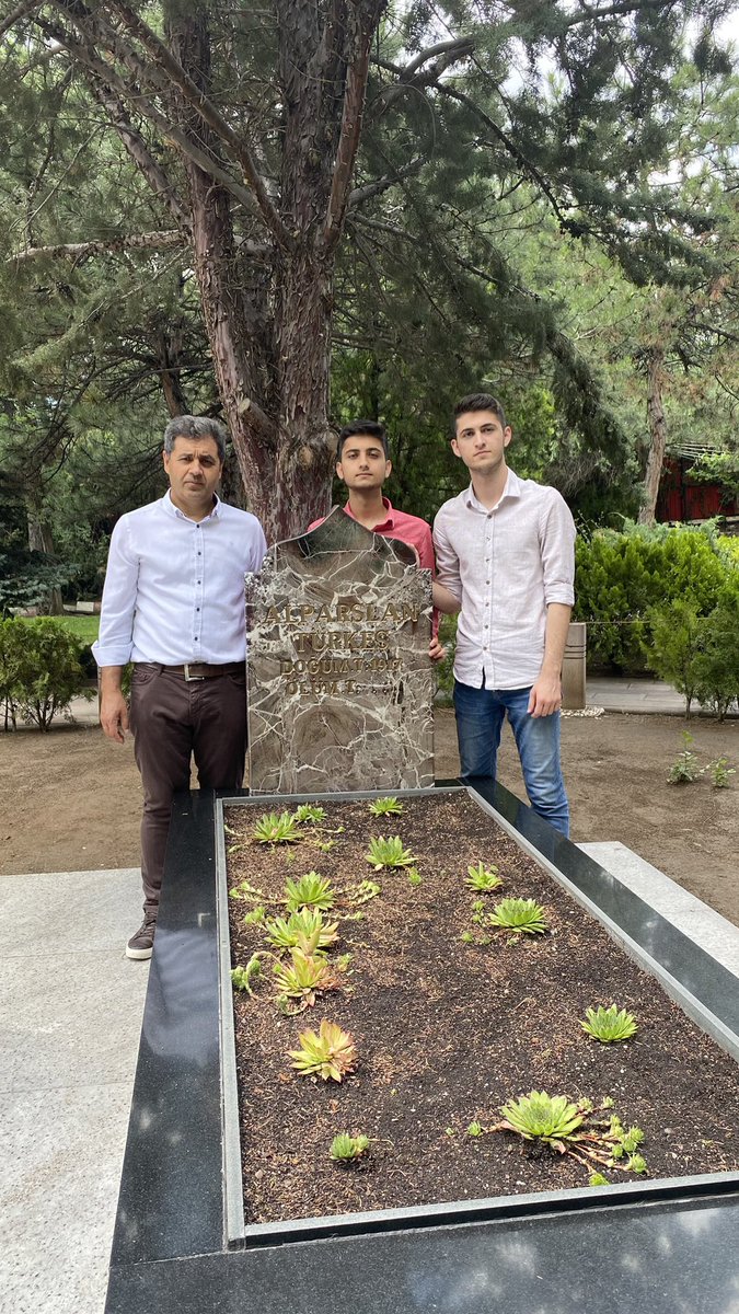Sen bize dik başlı olmayı değil, başı dik olmayı öğrettin. Ruhun şad, mekanın cennet olsun.