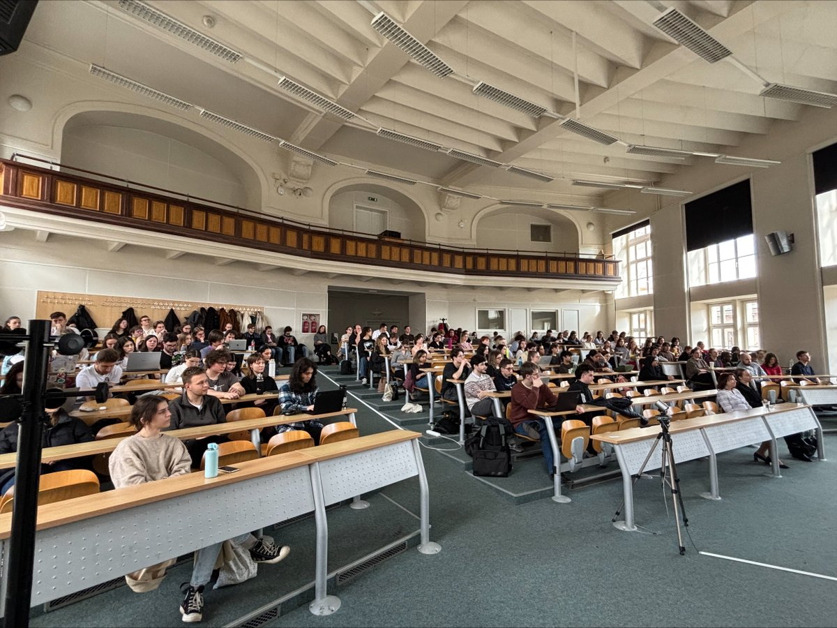 Vasyl Zvarych (@vasyl_zvarych) on Twitter photo Byla to velká čest vystoupit před studenty Katedry mezinárodních vztahů a evropských studií Masarykovy univerzity v Brně. Dodalo mi to novou energii a inspiraci! Děkuji <a href="/muni_cz/">Masarykova univerzita</a> ! 🇺🇦🤝🇨🇿 surl.li/qklqev Byla to velká čest vystoupit před studenty Katedry mezinárodních vztahů a evropských studií Masarykovy univerzity v Brně. Dodalo mi to novou energii a inspiraci! Děkuji <a href="/muni_cz/">Masarykova univerzita</a> ! 🇺🇦🤝🇨🇿 surl.li/qklqev