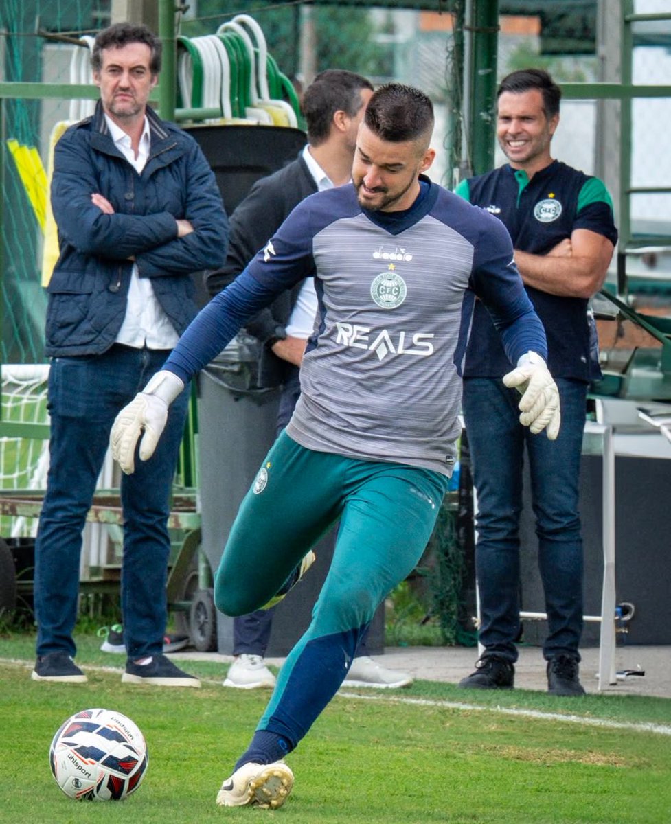 Bruno Dancona (com uniforme do clube) e Meer Kaufmann acompanhando o treino do Coritiba.

* A foto não foi postada por acaso. 

📸 JP Pacheco | Coritiba