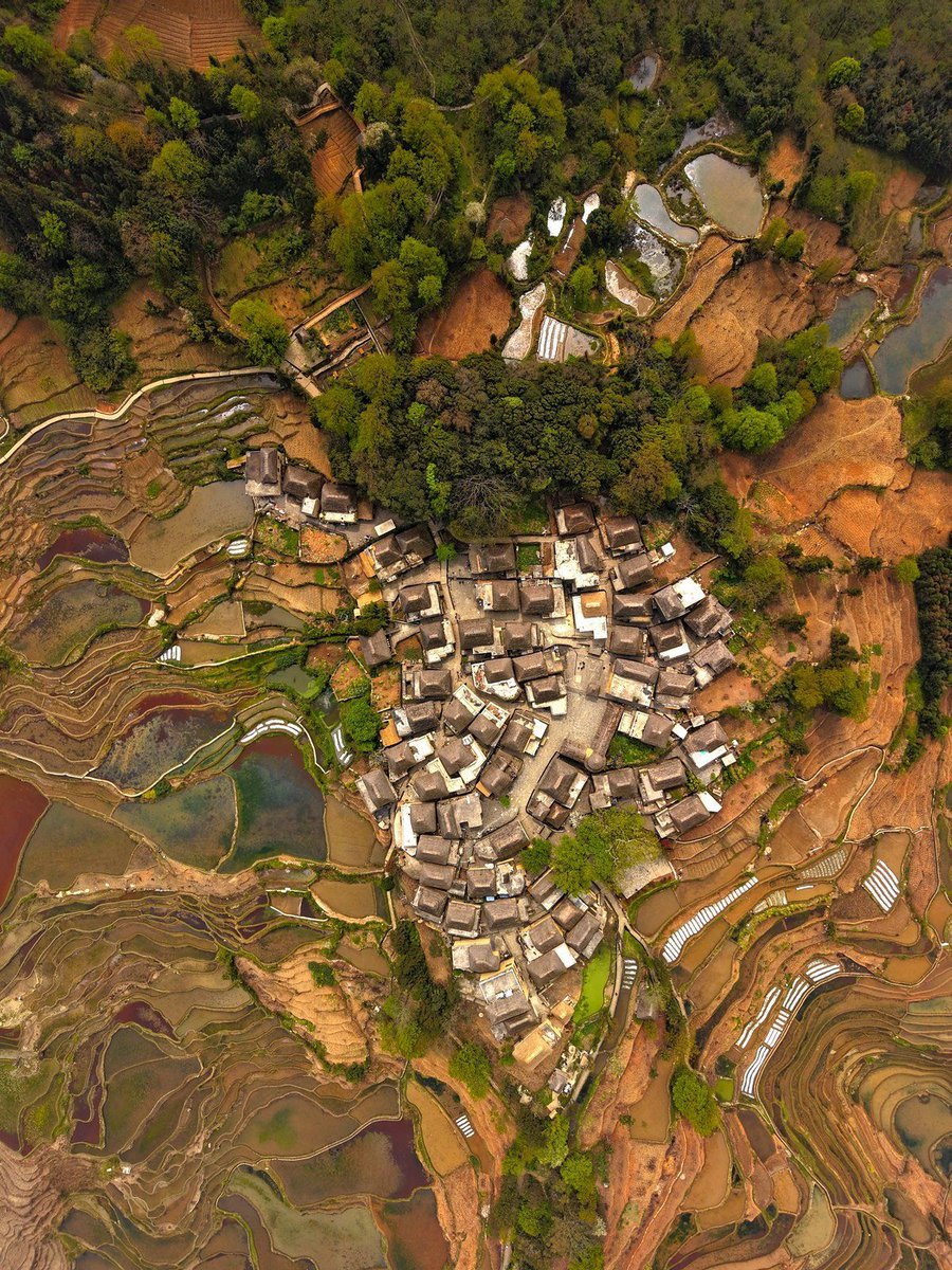 WorldofChinese's tweet image. Could you live on just 2,800 yuan (385 US dollars) per year?

Once a remote hamlet in #Yuanyang County, #Azheke has transformed into a #UN World Tourism Village, thanks to the Azheke Plan. 🌾🏡

Discover how this initiative reshaped the village’s future, blending preservation…