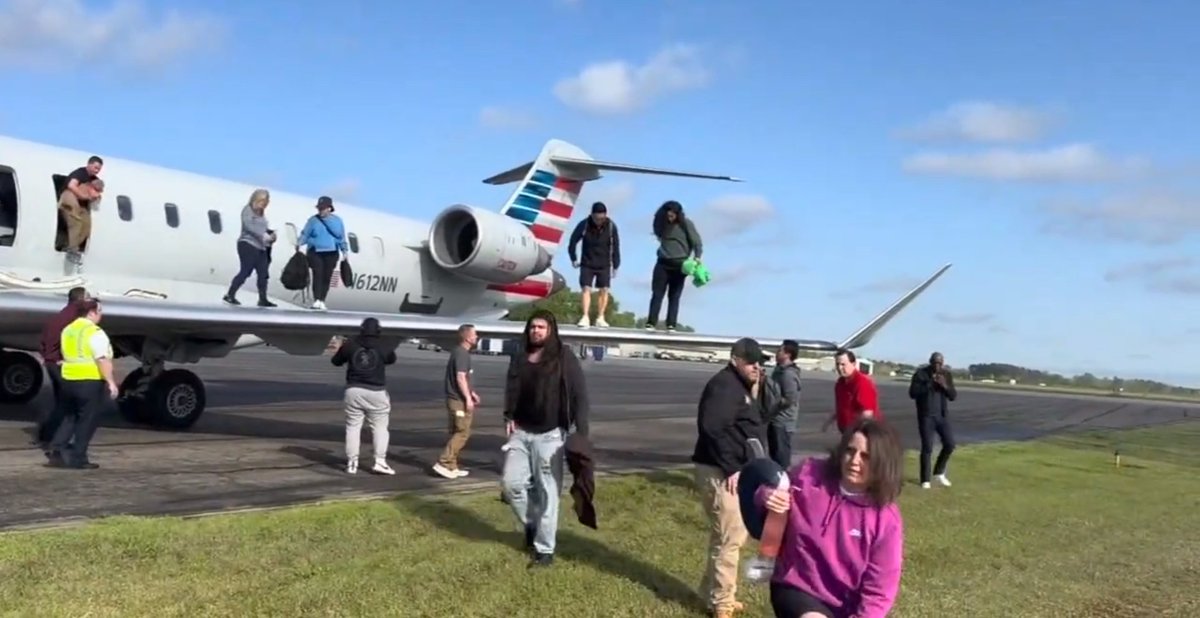 ChroniqAir's tweet photo. 🛬🇺🇸 URGENCE À BORD : Le vol American Eagle 5406 (CRJ900 immatriculé N612NN) en provenance de Charlotte a été évacué en urgence à son arrivée à Augusta (Géorgie) après que de la brume a envahi la cabine.

🧯 Aucune blessure parmi les 68 passagers.
#avgeek #SécuritéAérienne https://t.co/fadAS3nWrl