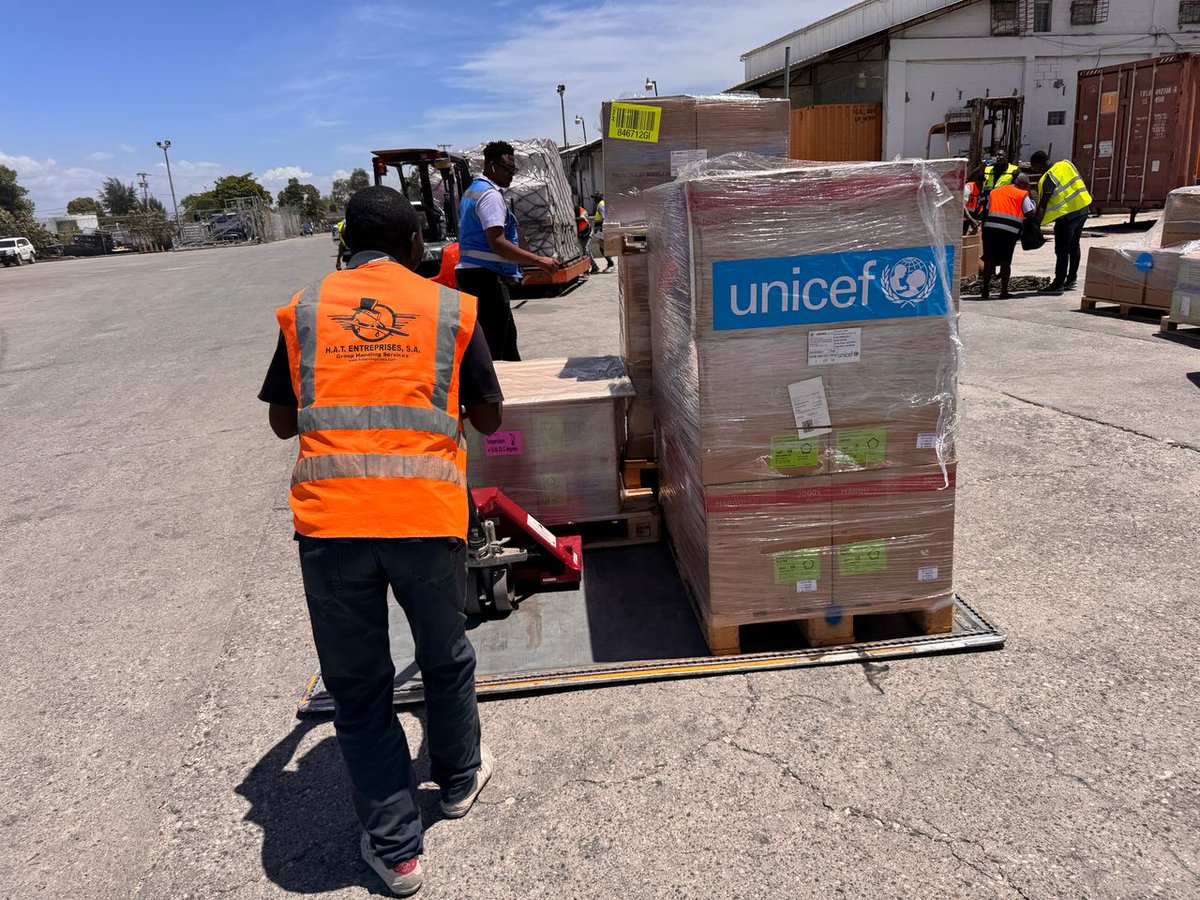 WFP_Haiti's tweet photo. In #Haiti, insecurity complicates movement of lifesaving humanitarian cargo. 

This week, a @WFP cargo flight organized by @logcluster delivered 6 tonnes of essential medical supplies for @UNICEFHaiti. 

Despite challenges, WFP logistics support the entire humanitarian community. https://t.co/AxS78JRzAp