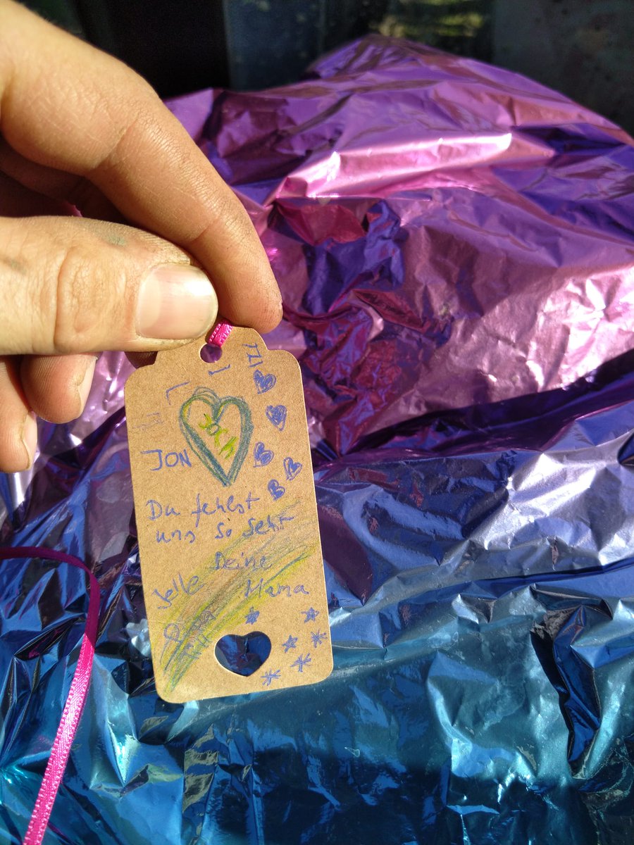 Lai kur šis balons arī nebūtu pacēlies, tas ir piezemējies Gaviezē. 🎈

Mama, Deine, Pipa, Till, Jelle noteikti būtu pārsteigti šo ieraugot.

Palīdzi ar savu RT viņiem to uzzināt!