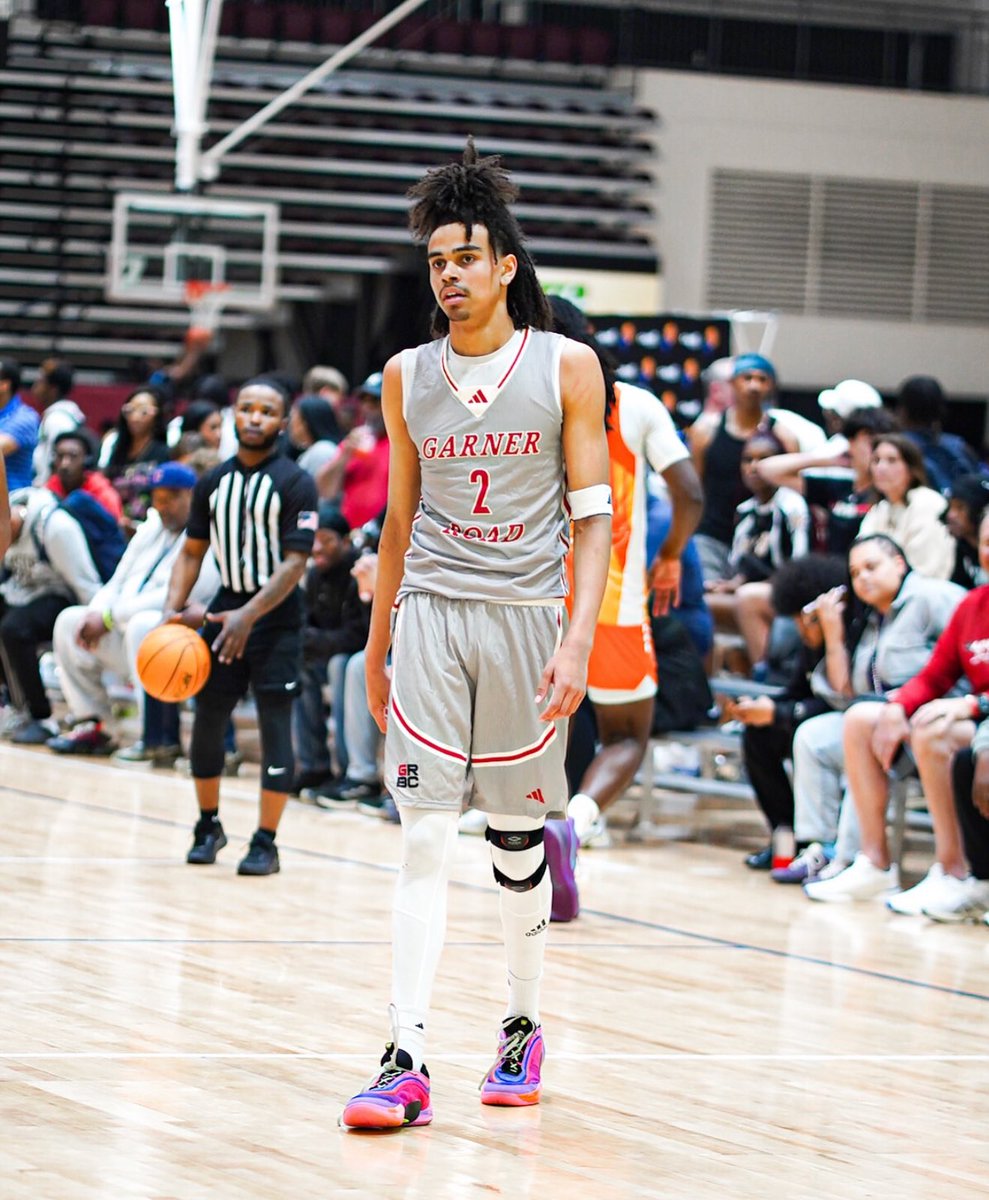 BREAKOUT YEAR for ONE OF THE NATION’S TOP SHOOTERS IN 2027

RJ Moore is a certified 5️⃣⭐️ shooter in the 2027 class. Pro-level stroke at 6’6”, with a great feel running the point — I was super impressed.

He’s got the genes and guidance too — his dad, Ricky Moore, was a national