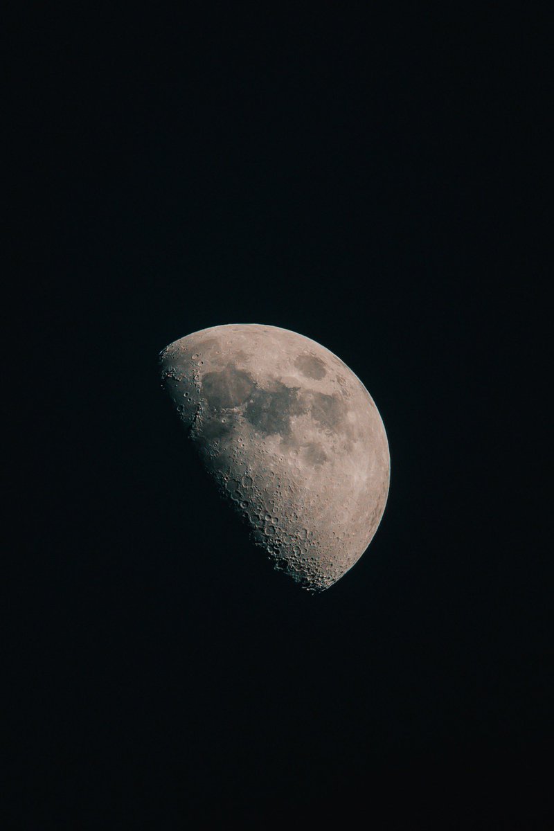 Half a moon. 
#moon #sky <a href="/photopills/">PhotoPills</a>