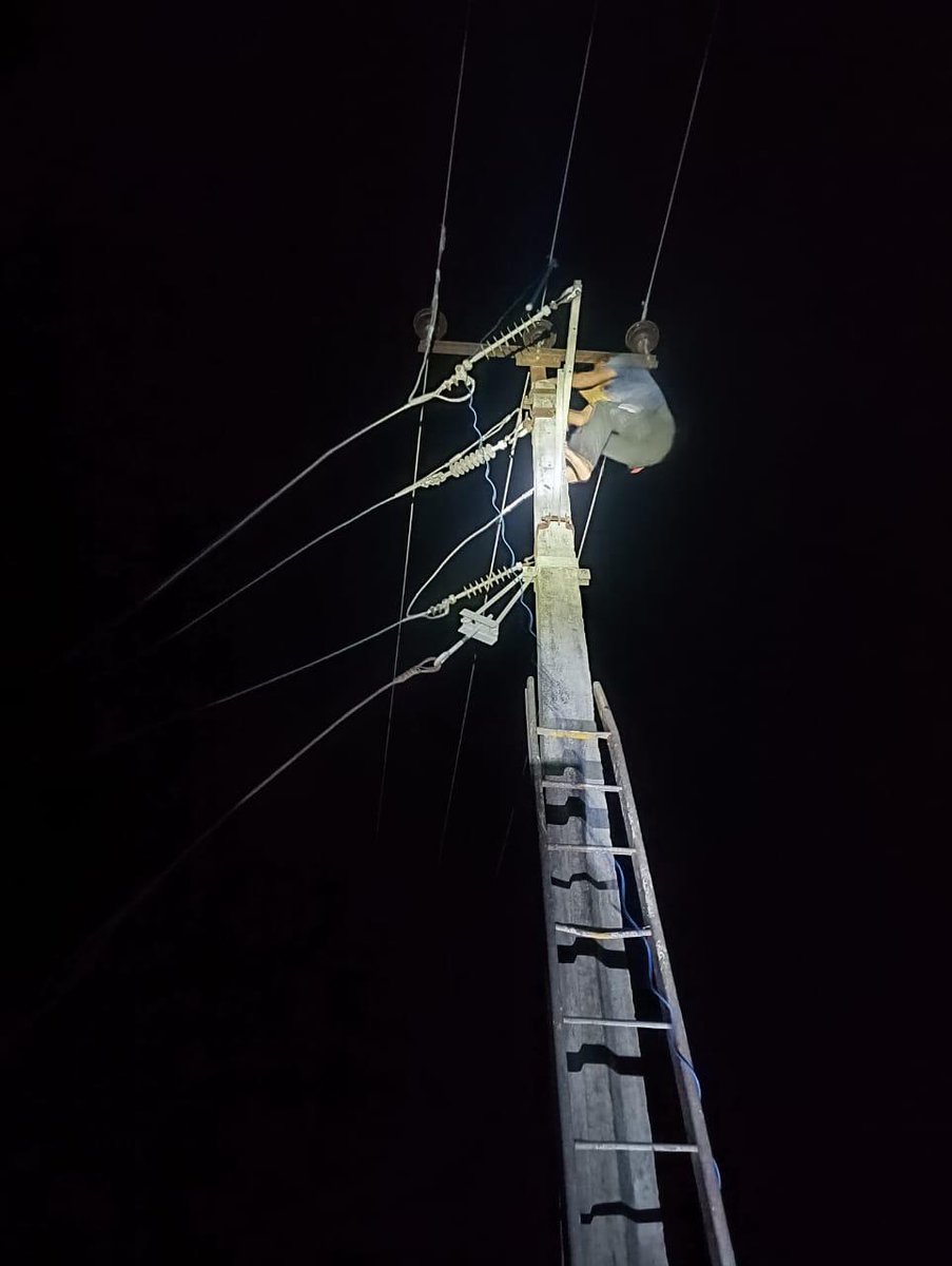 TG_NPDCL's tweet photo. #Kothapet(Mahabubabad) area-
Due to #heavy #rains and thunder #storm 33KV feeder is in breakdown.
TGNPDCL dedicated staff working hard for restoration of power supply to 33/11KV SS Satyarayanapuram and 33/11KV SS, Komabalapally. https://t.co/0ocKYOMeMu