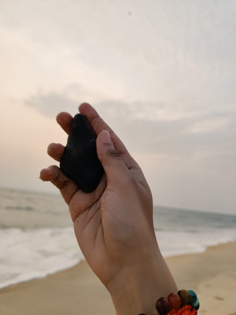 Aaditee_pate's tweet image. Happiness = fxn(Random day, Good people, Random place) #Karnataka #beach #mattu