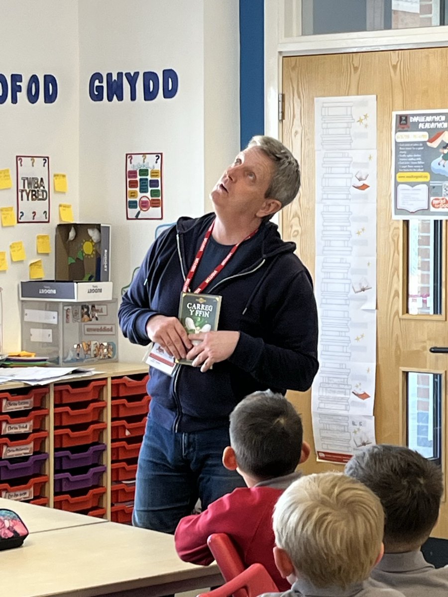 Diolch Meilyr Sion am ddod i'r ysgol i gynnal gweithdy bywiog iawn gyda phlant bl 5 a 6! Roedd pawb wrth eu bodd. <a href="/YsgolHR/">Ysgol Henry Richard</a> 📚