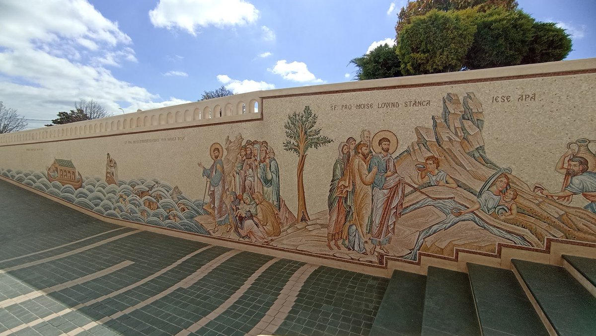 The disturbing lack of gradient in Constanța is made up for by the exquisite mosaics in Techirghiol's monastery.