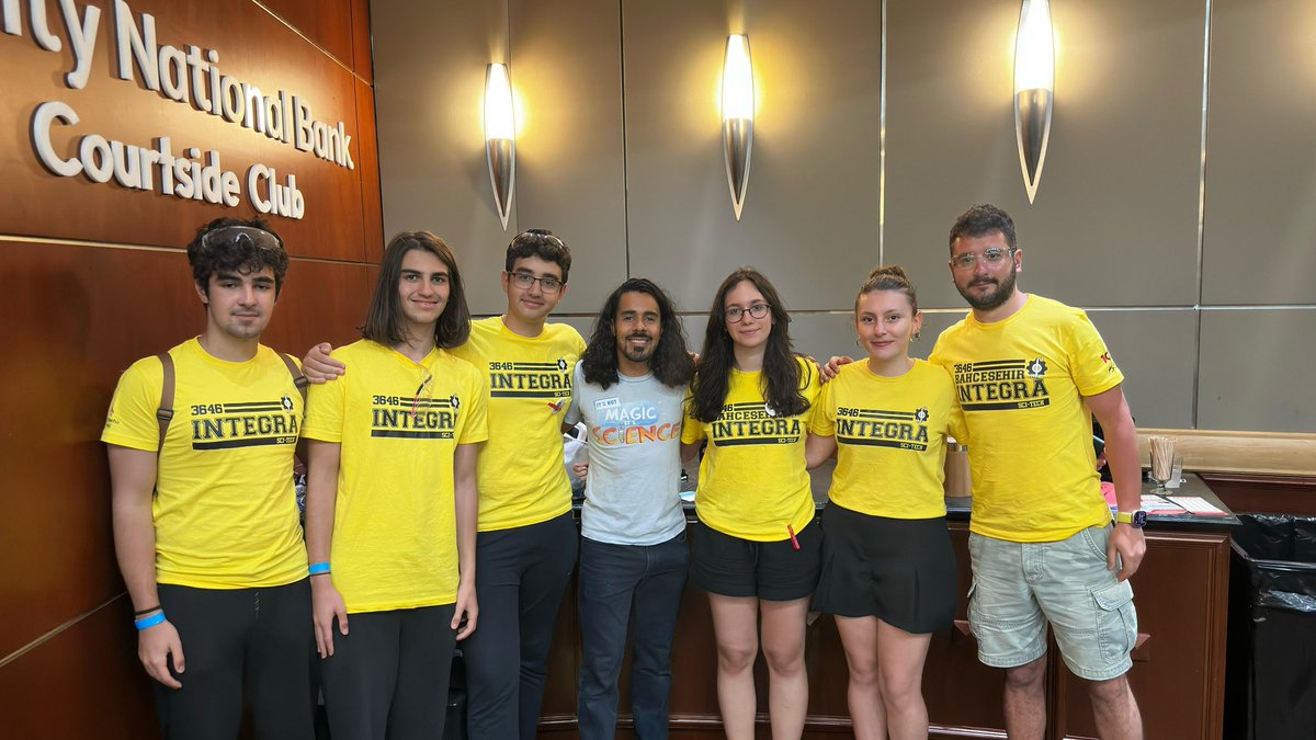 We had the opportunity to meet Jay Flores after his 'It's not Magic, It's Science' presentation. It was truly a pleasure to meet him! We sincerely thank him for conveying science in such an inspiring and captivating way. We are grateful for this valuable presentation! 💛🖤